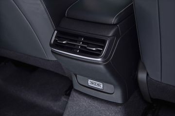 aion-es-2025-21-021613 Hàng ghế sau AION ES 2025 khá đáng khen với cửa gió điều hòa và cổng sạc