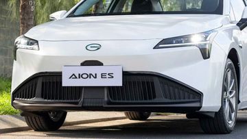 aion-es-2025-22-021323 Đầu xe AION ES 2025 có mặt ca-lăng thiết kế liền khối khá quen thuộc trên các dòng xe điện
