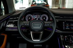audi-q7-2024-29-130406 Vô lăng Audi Q7 Basic có hình tròn tiêu chuẩn