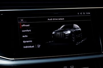 audi-q7-2024-50-131223 Audi Q7 2025 tiếp tục trang bị tùy chọn chế độ lái Audi Drive Select cho phép người lái cá nhân hóa phong cách lái