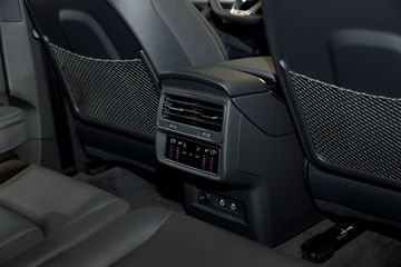 audi-q7-2024-54-130651 Hộc chứa đồ trên Audi Q7 2025 cũng bố trí đầy đủ tại mọi vị trí ngồi, tuy nhiên vẫn chưa đủ tiện dụng