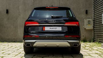 audi-q7-2024-6-130109 Đuôi xe Audi Q7 2025 cũng có bố cục theo phương ngang, tạo cảm giác đuôi xe mở rộng sang trọng