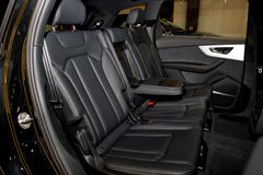 audi-q7-2024-60-131015 Ngoài ra, hàng ghế thứ 2 cũng trang bị tựa tay trung tâm tích hợp giá để cốc
