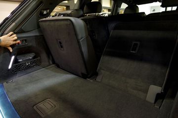 audi-q7-2024-64-131113 Ngoài ra, người dùng cũng có thể gập hàng ghế thứ ba từ ngay khoang hành lý