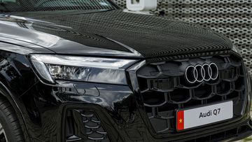 audi-q7-2024-74-125622 Nắp capo Audi Q7 2025 vẫn khỏe khoắn với hai đường dập nổi kéo dài từ kính lái xuống lưới tản nhiệt