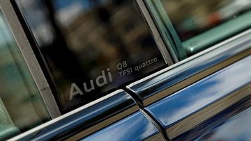 audi-q8-2025-14-061631 Trụ B của Audi Q8 2025 được in mờ tên xe, nhấn mạnh khối động cơ TFSI quattro đính kèm