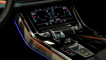audi-q8-2025-36-061807 Cần số Audi Q8 2025 vẫn được thiết kế gọn gàng, công thái học