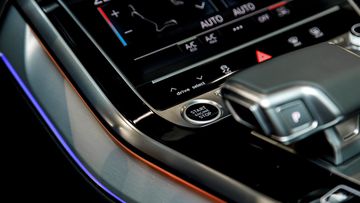 audi-q8-2025-37-062201 Audi Q8 2025 cũng trang bị tiêu chuẩn hệ thống khởi động bằng nút bấm và chìa khóa thông minh
