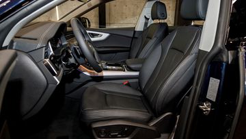audi-q8-2025-40-062302 Hàng ghế trước Audi Q8 2025 cũng sử dụng thiết kế tiêu chuẩn