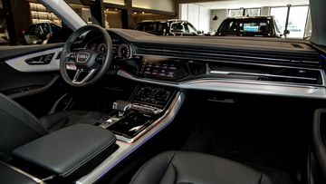 audi-q8-2025-41-062244 Audi Q8 2025 được trang bị tiêu chuẩn ghế ngồi bọc da Cricket với tông màu đen, kết hợp đường thêu chỉ nổi màu trắng
