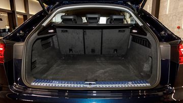 audi-q8-2025-49-062428 Dung tích khoang hành lý Audi Q8 2025 lên tới 605 lít ở điều kiện tiêu chuẩn