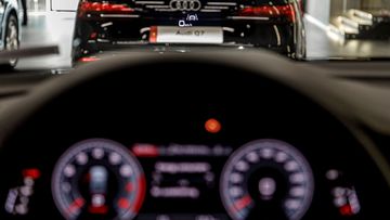 audi-q8-2025-55-062220 Audi Q8 2025 còn trang bị hiển thị thông tin trên kính chắn gió HUD, giúp người lái không bị phân tâm khi đang lái xe