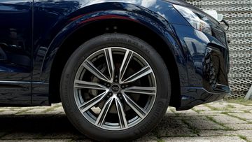 audi-q8-2025-6-061639 Audi Q8 2025 trang bị tiêu chuẩn la-zăng hợp kim đa chấu 21 inch và có thể tùy chọn thiết kế