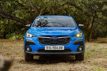 cn_1306-120939 Subaru Crosstrek 2025 tiên phong khi trình làng một mẫu SUV đô thị mạnh mẽ với hệ dẫn động 4 bánh toàn thời gian AWD đầu tiên trong phân khúc, kết hợp cùng tùy chọn động cơ e-Boxer 2.0L Hybrid thân thiện với môi trường.