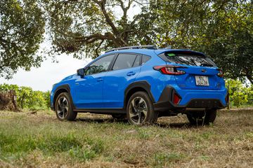 cn_1317-122608 Subaru Crosstrek 2025 cũng trang bị một đuôi lướt gió và giá nóc thể thao, vừa thực dụng vừa hài hòa