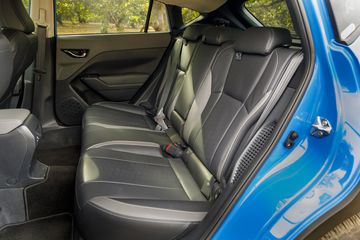 cn_1351-162939 Hàng ghế thứ hai Subaru Crosstrek 2025 có thiết kế linh hoạt, tích hợp tựa tay với giá để cốc, giúp các hành trình dài trở nên thoải mái hơn