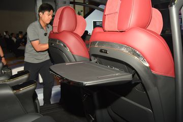 download-14-153945 Bàn làm việc gấp gọn cùng tính năng nhớ vị trí hàng ghế 2 là trang bị độc quyền trên phiên bản GX Master.
