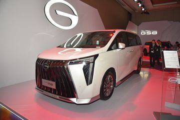 download-153114 Xét ở góc độ giá bán, sẽ không dễ để GAC M8 thực sự bứt phá về doanh số khi đang phải cạnh tranh với hai mẫu MPV được yêu thích hàng đầu là Carnival và Viloran.