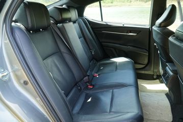 dsc01723-172943 Hàng ghế thứ hai Toyota Camry 2025 tiếp tục có khoảng để chân rộng rãi hàng đầu phân khúc