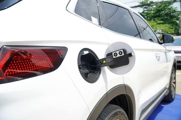 dsc03713-011932 Hệ thống PHEV trên BYD Sealion 6 còn có khối pin Blade dung lượng lên tới 18,3 kWh, có thể tương thích cổng sạc AC, DC hay sạc cầm tay, ngoài ra còn có công nghệ V2L hiện đại