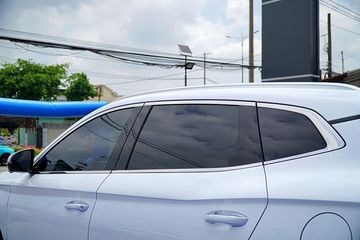 dsc03719-010701 Cụm cửa sổ trên BYD Sealion 6 2025 cũng có tạo hình hiện đại, tăng tầm nhìn cho người lái cũng như hành khách, nhưng vẫn đồng bộ với ngôn ngữ tổng thể