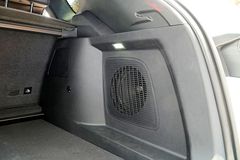dsc03750-013105 Phiên bản Premium cũng có thêm loa sub-woofer ở phía sau khoang hành lý