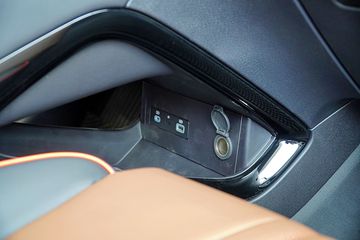 dsc03807-011430 BYD Sealion 6 cũng sở hữu đa dạng cổng sạc cho cả 2 hàng ghế