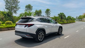 hyunda-tucson-2025-14-061943 Hyundai Tucson 2025 cũng được trang bị cánh lướt gió đuôi xe tích hợp đèn phanh thứ ba dạng LED từ phiên bản tiền nhiệm