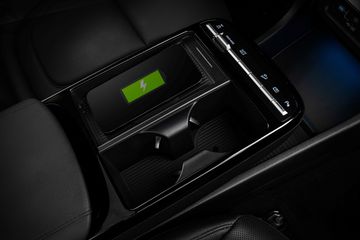 hyunda-tucson-2025-22-062645 Nhờ lược giản cần số, không gian giữa hàng ghế trước Hyundai Tucson 2025 có thêm giá để cốc và khay sạc không dây hiện đại