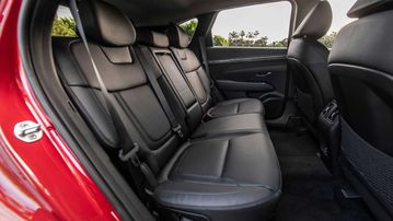 hyunda-tucson-2025-27-063048 Hàng ghế thứ hai trên Hyundai Tucson 2025 tiếp tục có khoảng để chân thoải mái