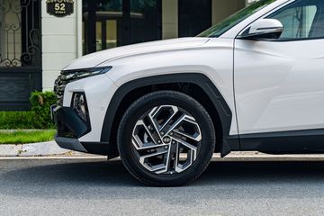 hyunda-tucson-2025-9-061924 Thiết kế la-zăng Hyundai Tucson 2025 vẫn thể thao với dạng phay xước thời thượng