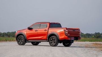 isuzu-d-max-2025-1-235214 Thân xe Isuzu D-Max 2025 tiếp tục có phong cách đơn giản, kết hợp cùng các đường dập nổi quen thuộc