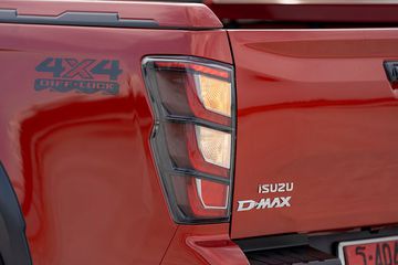 isuzu-d-max-2025-12-235658 Đèn hậu Isuzu D-Max 2025 hiện đại hơn với thiết kế LED 3 tầng mới