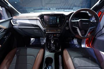 isuzu-d-max-2025-15-000308 Khoang lái Isuzu D-Max 2025 cũng không nâng cấp quá nhiều về thiết kế