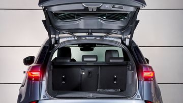 range-rover-velar-2025-24-175036 Cốp hành lý Range Rover Velar 2025 cũng có dung tích khá thoải mái