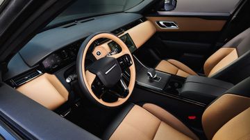range-rover-velar-2025-29-173619 Khoang lái Range Rover Velar 2025 sở hữu các vị trí hộc chứa đồ quen thuộc