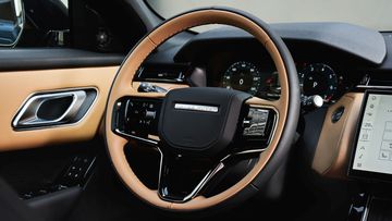 range-rover-velar-2025-30-173521 Vô lăng Range Rover Velar 2025 cũng được làm với thiết kế 3 chấu hiện đại