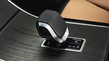 range-rover-velar-2025-31-175128 Tất cả đều đi kèm với hộp số tự động 8 cấp và dẫn động 4 bánh toàn thời gian AWD