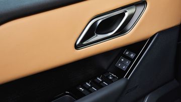 range-rover-velar-2025-33-174828 Ghế lái Range Rover Velar 2025 có thể chỉnh điện và nhớ vị trí người lái