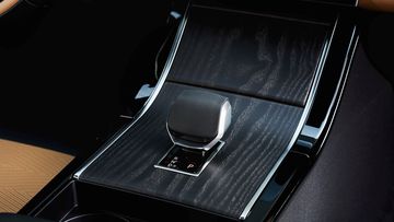 range-rover-velar-2025-34-173555 Range Rover Velar 2025 đã thay thế cần số dạng núm xoay bằng cần số dạng trụ truyền thống
