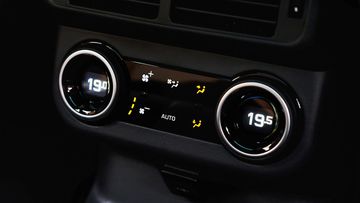 range-rover-velar-2025-36-174724 Tất cả phiên bản Range Rover Velar 2025 đều có thể nâng cấp hệ thống điều hòa 4 vùng tự động cao cấp