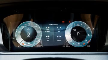 range-rover-velar-2025-37-173536 Range Rover Velar 2025 trang bị đồng hồ lái kỹ thuật số Interactive Driver Display với giao diện tùy biến linh hoạt