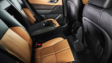 range-rover-velar-2025-39-175024 Hàng ghế thứ hai Range Rover Velar 2025 rộng rãi và điều chỉnh linh hoạt theo tỷ lệ 40:20:40