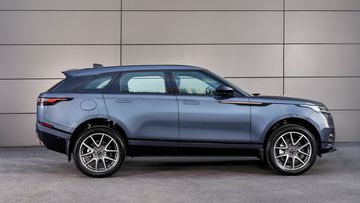 range-rover-velar-2025-4-173129 Thân xe Range Rover Velar 2025 tiếp tục sang trọng với các đường gân dập nổi xuyên suốt
