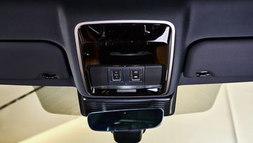range-rover-velar-2025-45-174803 Tùy phiên bản, Range Rover Velar 2025 cho phép nâng cấp cửa sổ trời toàn cảnh điều khiển điện mang lại không gian gần gũi thiên nhiên cho tất cả hành khách