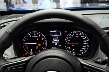 subaru-crosstrek-2025-25-005839 Subaru Crosstrek 2025 vẫn trang bị đồng hồ lái analog truyền thống, kết hợp với màn hình đa thông tin cỡ nhỏ cơ bản