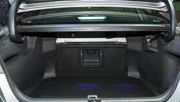 toyota-camry-2025-15-161912 Cốp hành lý Toyota Camry 2025 vẫn khá rộng rãi, đáp ứng tối đa nhu cầu người dùng