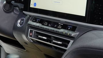 toyota-camry-2025-18-161757 Toyota Camry 2025 tiếp tục trang bị hệ thống điều hòa tự động 3 vùng độc lập, có tính năng lọc không khí NanoeX rất tốt cho sức khỏe