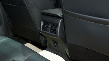 toyota-camry-2025-21-162009 Hàng ghế thứ hai trang bị 2 cổng sạc USB Type-C linh hoạt cho hành khách