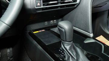 toyota-camry-2025-26-161841 Cổng sạc Toyota Camry 2025 khá đa dạng và bố trí ở nhiều vị trí khác nhau